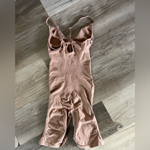 SKIMS Sculpting  Bodysuit MID Thigh Size 4X/5X - Picture 5 of 6
